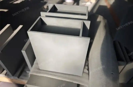 建立精制钢产品抽检机制，按比例取样规避批量质量方面风险