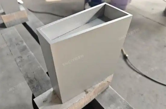 委托第三方权威检测机构，核验精制钢基材性能，保障原料品质达标